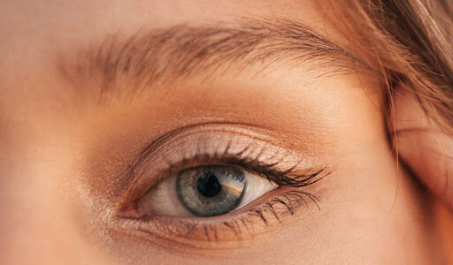 Obtenir le fox eye par maquillage ou chirurgie