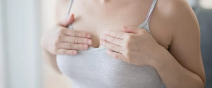 Petits seins : Pourquoi on a une petite poitrine