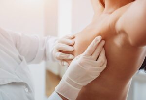 Comment traiter l’hypertrophie des seins