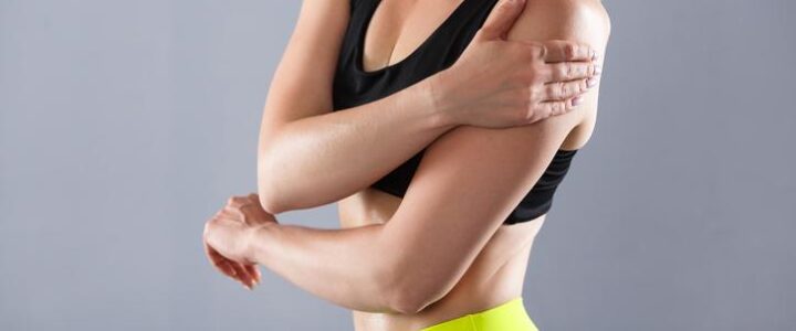 Comment corriger les épaules larges : conseils pratiques
